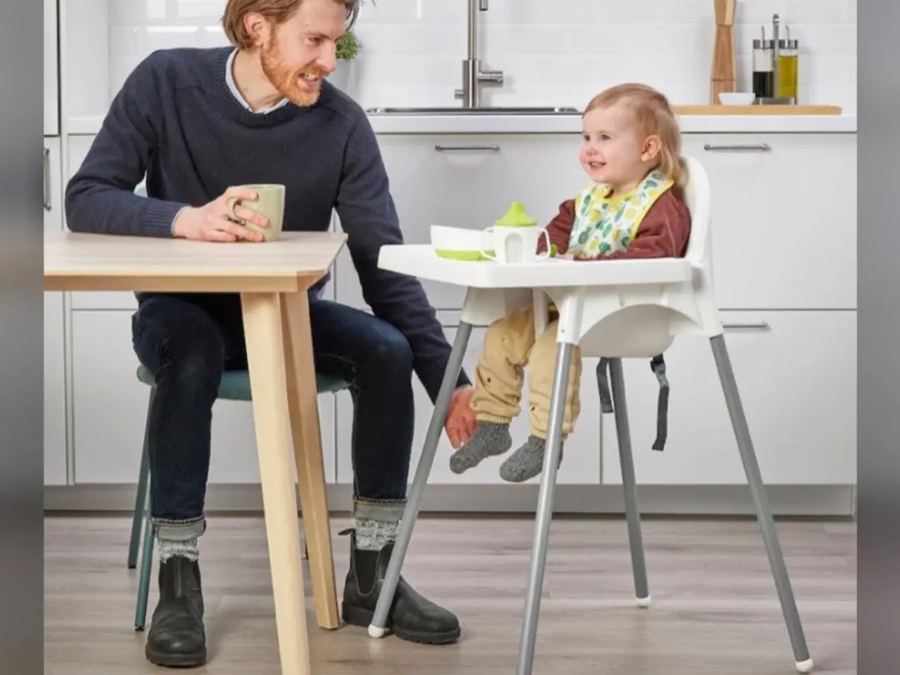 Billede 2 - UDLEJES - HIGHCHAIR with SEATBELT & TRAY TABLE