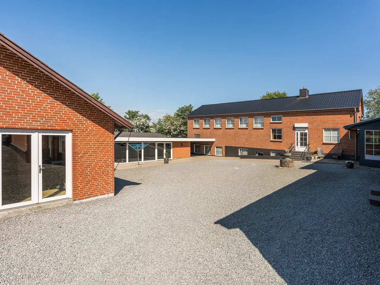 Billede 4 - Stor bolig / skole med gymnastiksal