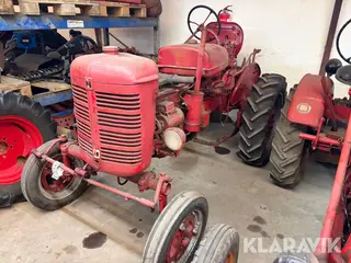 Veterantraktor International Harvester Super A med plov
