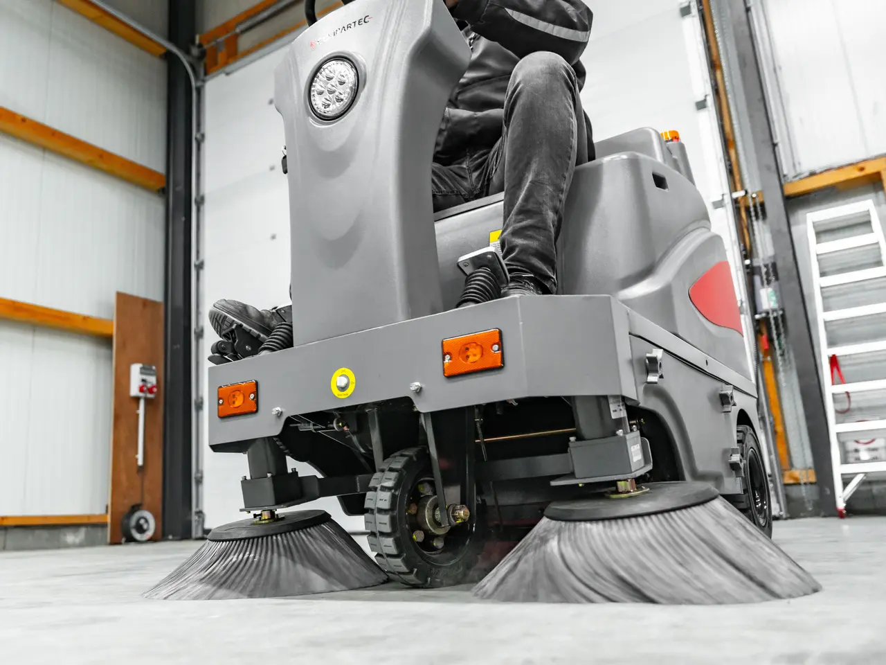 Billede 16 - CleanMaster Ultimate ride-on fejemaskine – 8800 m²/t