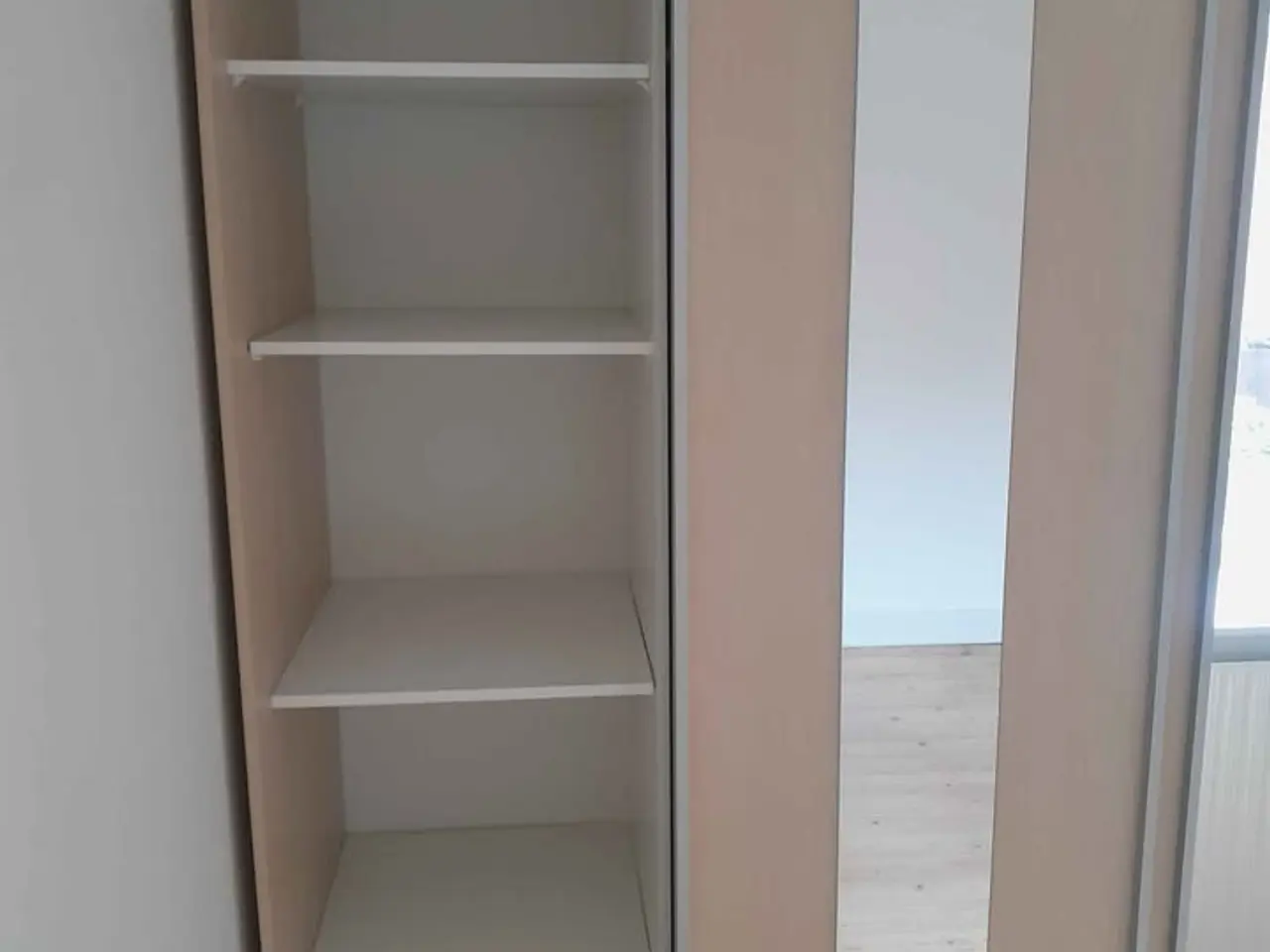 Billede 3 - Stor klædeskab med skydelåger