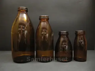 Mælkeflasker Brune - Lavet på Holmegård Glasværk fra 1959 - 1/1 L.- 1/2 L. - 1/4 L - 1/8 L- Kompelt sæt- Alle uden skår.