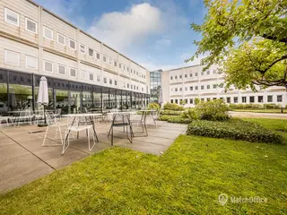 Kontorlejemål i moderne flerbrugerhus med fælles faciliteter