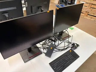 2 stk. Skærme m/docking, tastatur & mus LENOVO