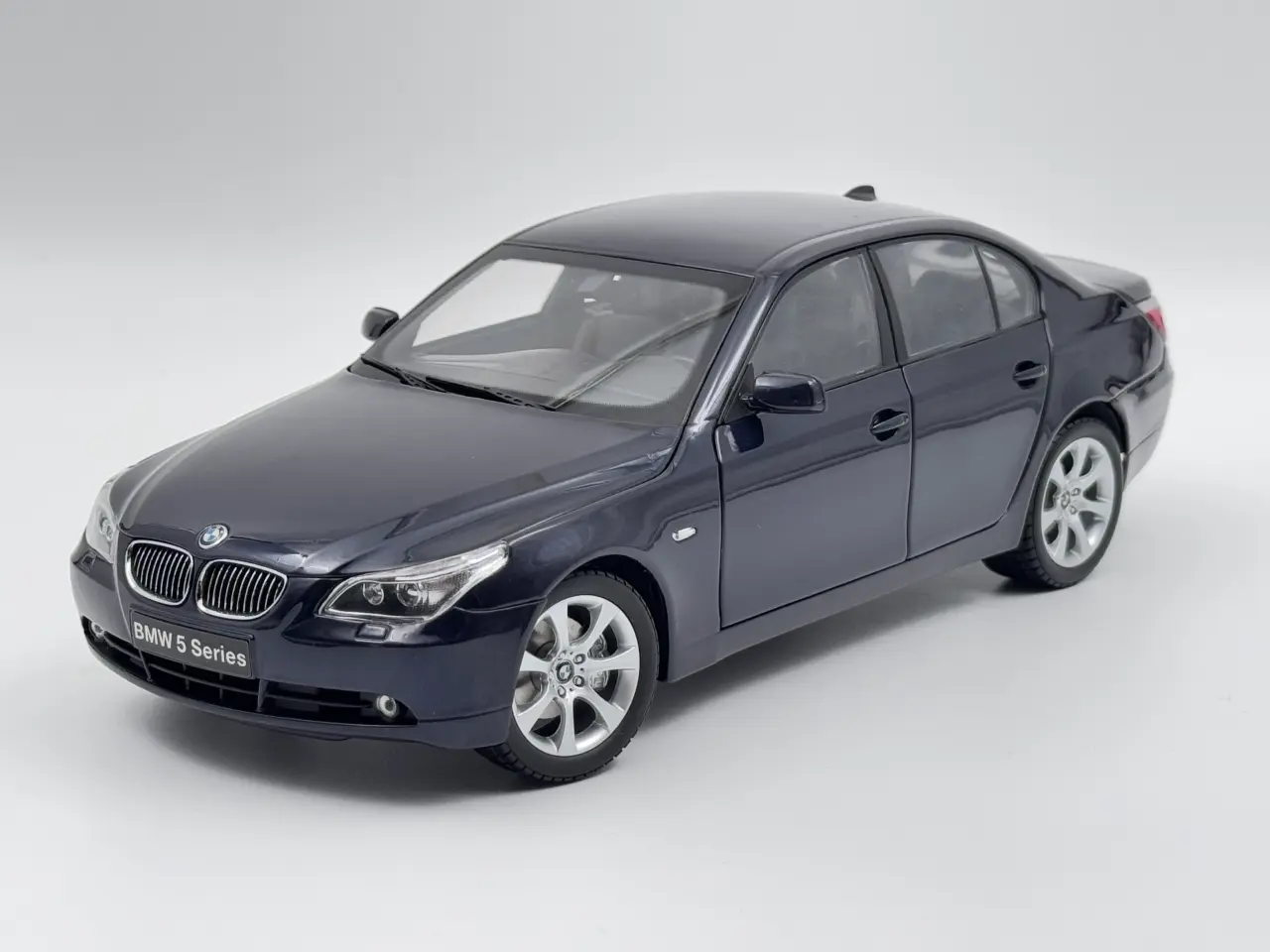 Billede 3 - 2003 BMW 545i V8 Sedan E60 - KYOSHO - 1:18