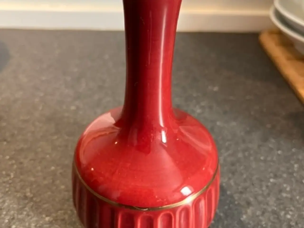 Billede 1 - Johgus Bornholm Keramikvase – Rød m. guld (Nr. 473