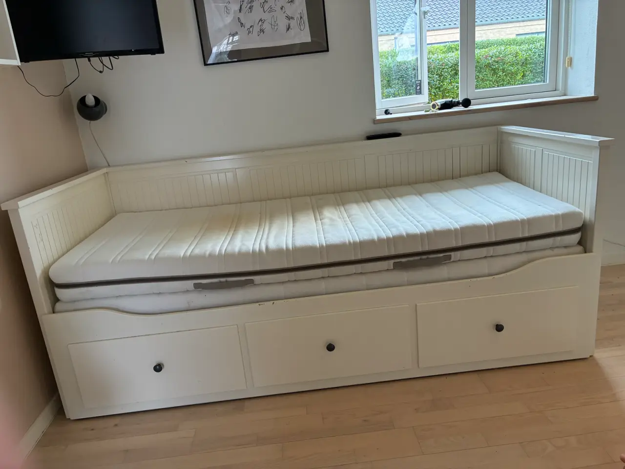 Billede 1 - Hemnes seng sælges inkl. 2 madrasser 