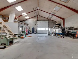 Pæn industriejendom med gode udvidelsesmuligheder og mange ampere!