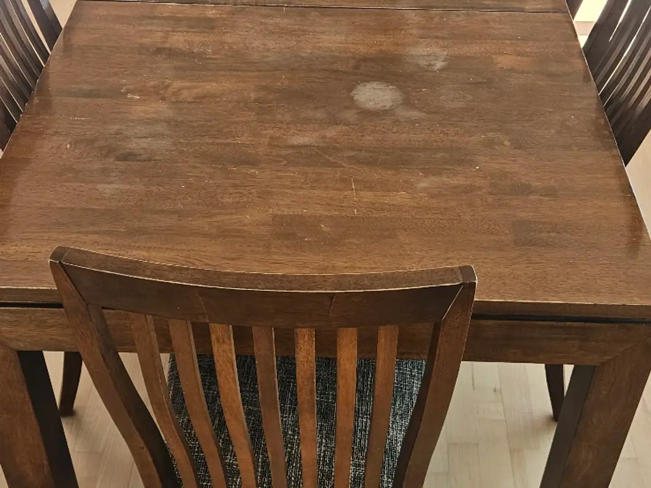 Billede 3 - Spisebord med 2 tillægsplader og 8 stole
