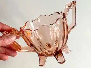 Skål m hanke, rosa glas