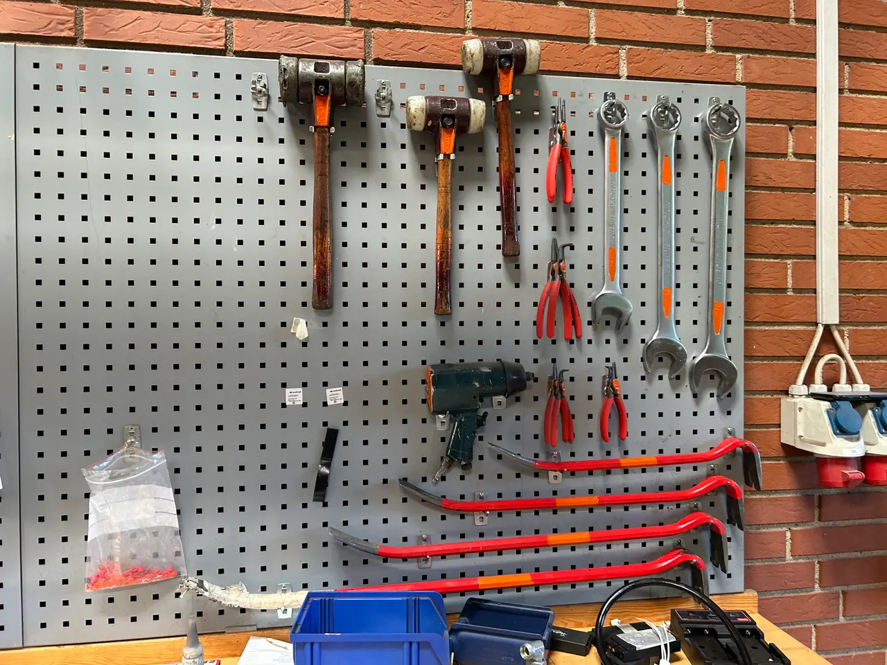 Billede 3 - Arbejdsbord samt tavle med indhold