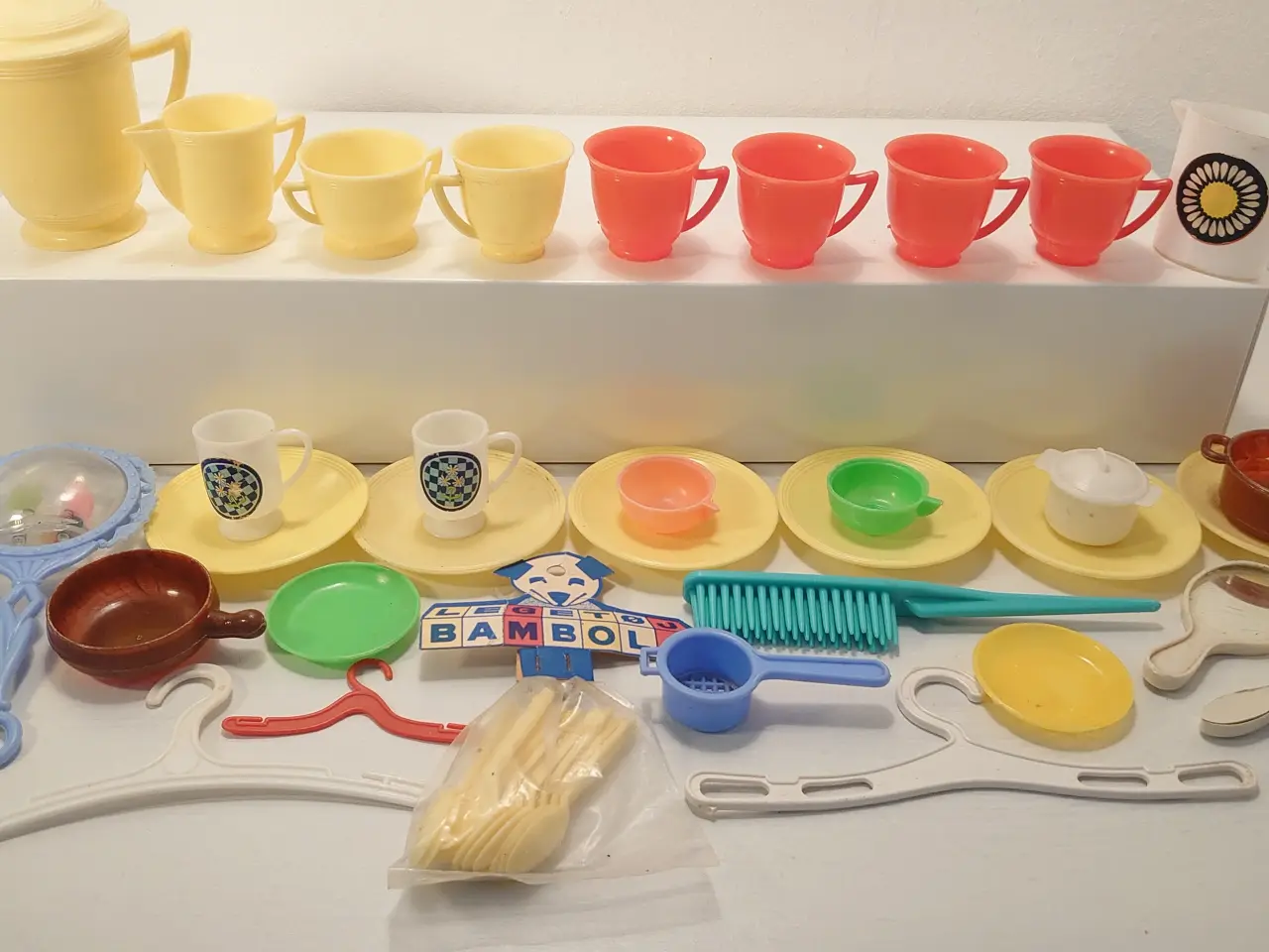 Billede 1 - Stor mængde vintage dukke plastik  stel mm.