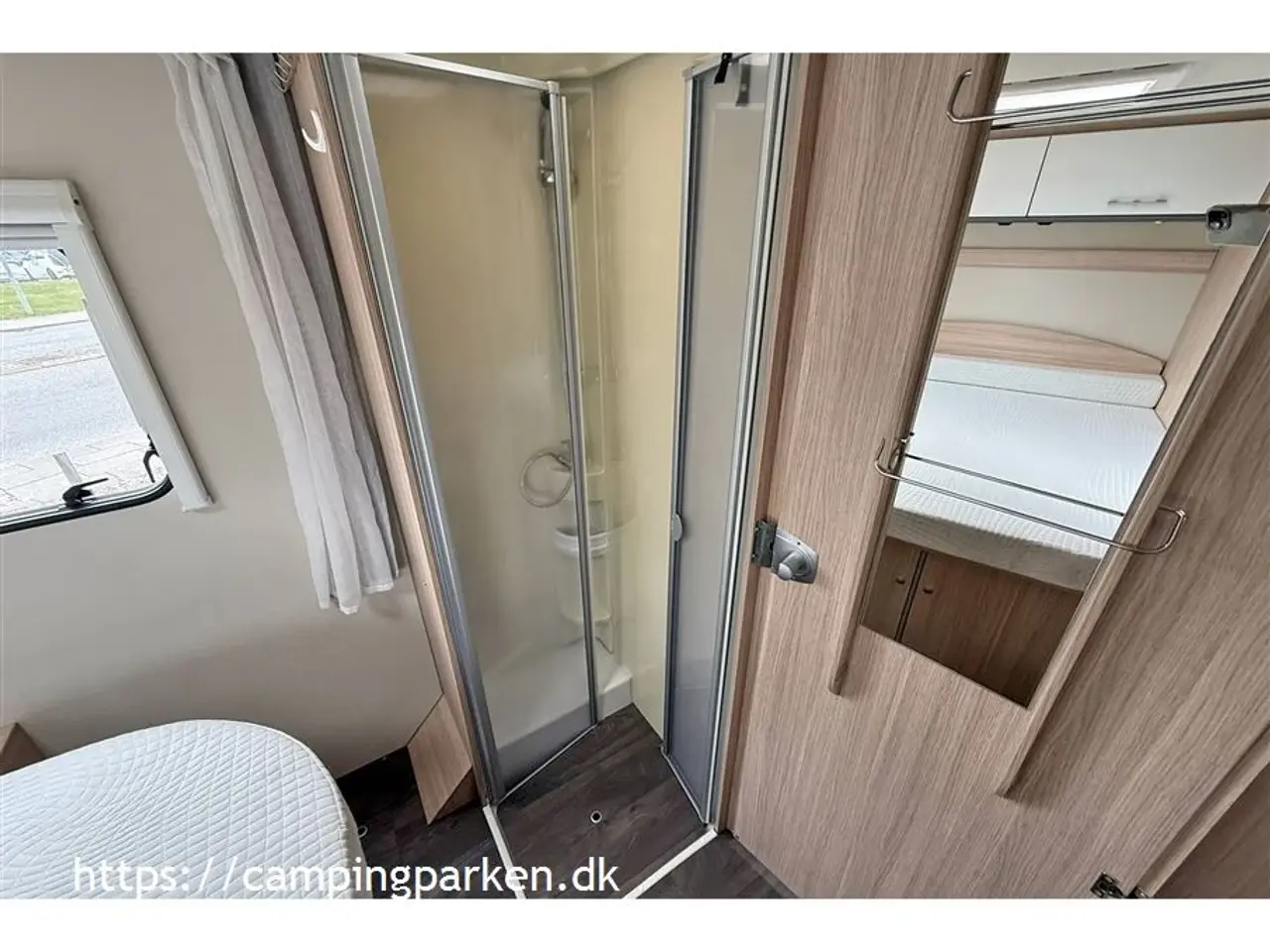 Billede 11 - 2019 - SunLight I 69 L Meget camper for pengene! Queens bed, markise, solceller, aircondition, cykelholder