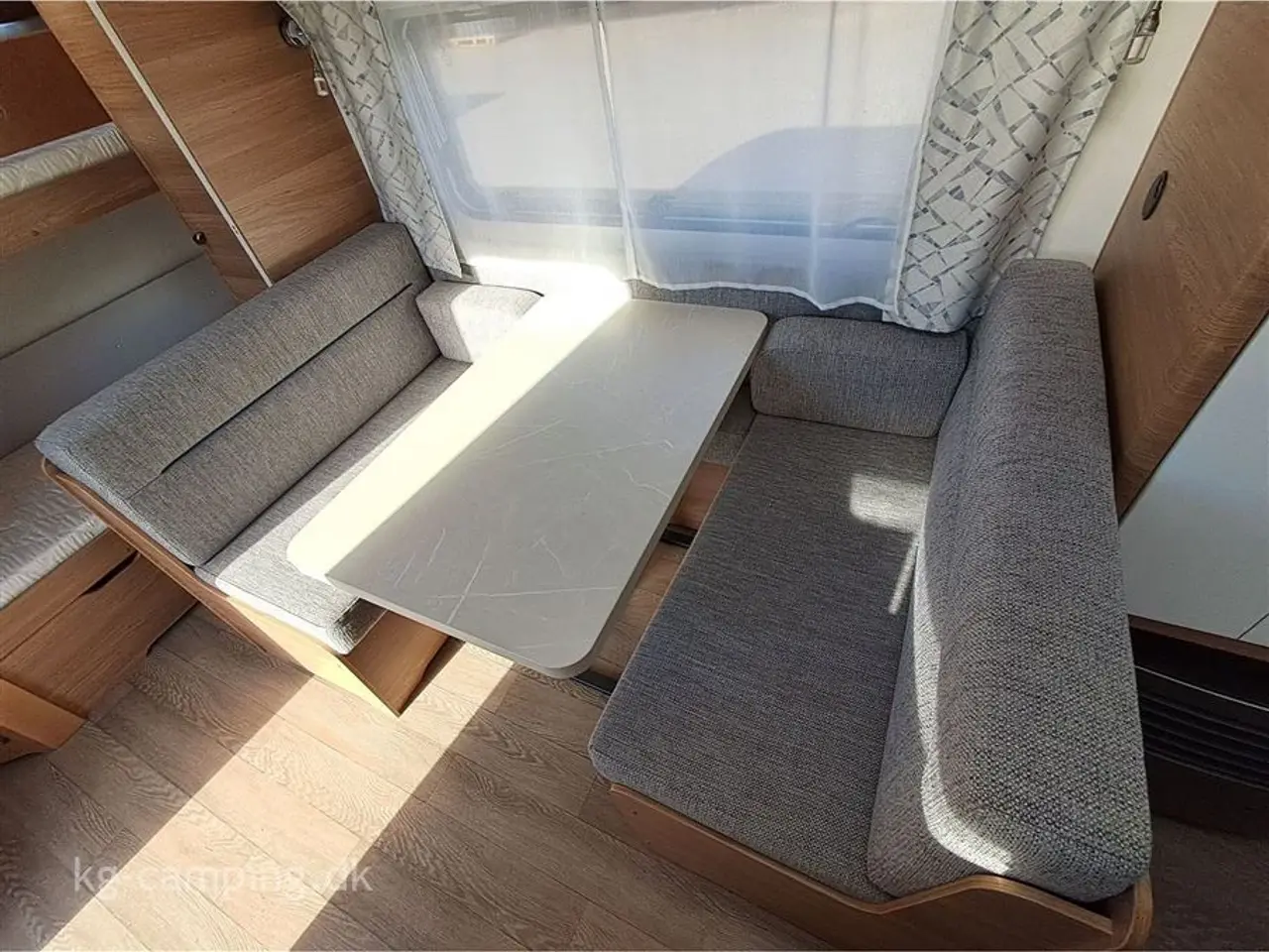 Billede 5 - 2022 - Hobby De Luxe 540 KMFe Flot vogn med 2 køjer og Isabella Commodore fortelt - Kan nedvejes til 1600 kg.