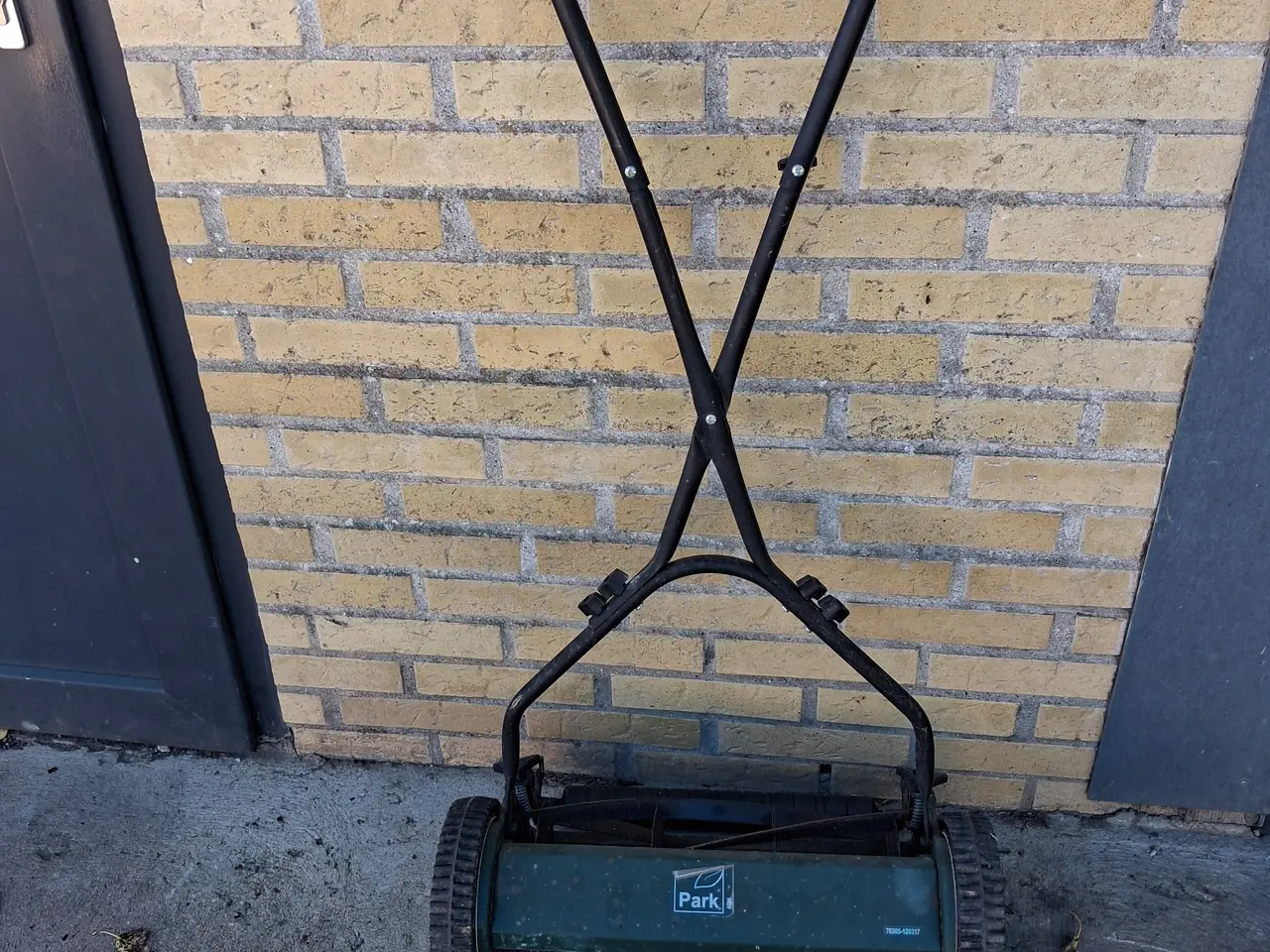 Billede 1 - håndplæneklipper – perfekt til den mindre have