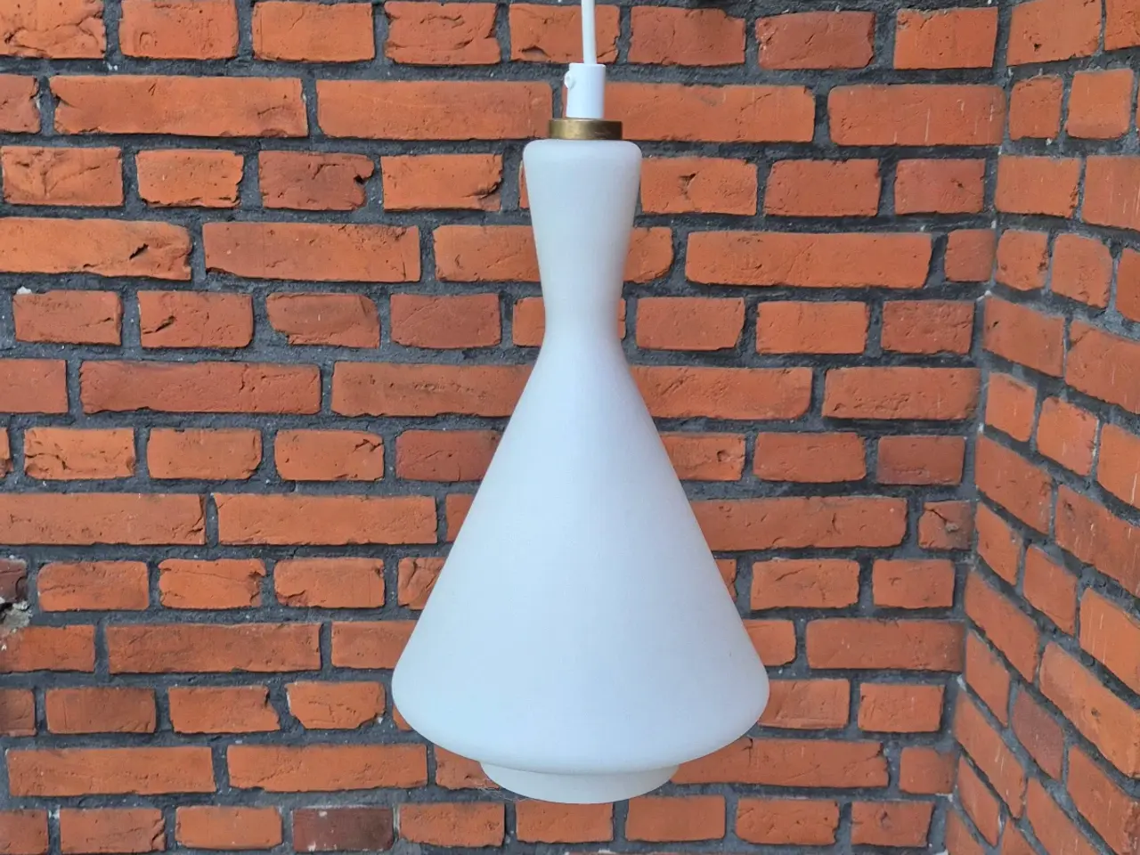 Billede 1 - Høj pendel i opalglas med flot og unikt design