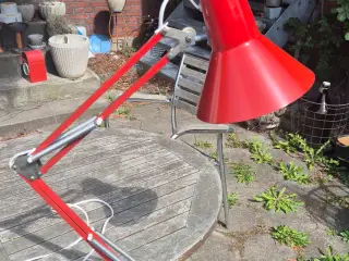 Velholdt rød arkitektlampe i klassisk dansk design