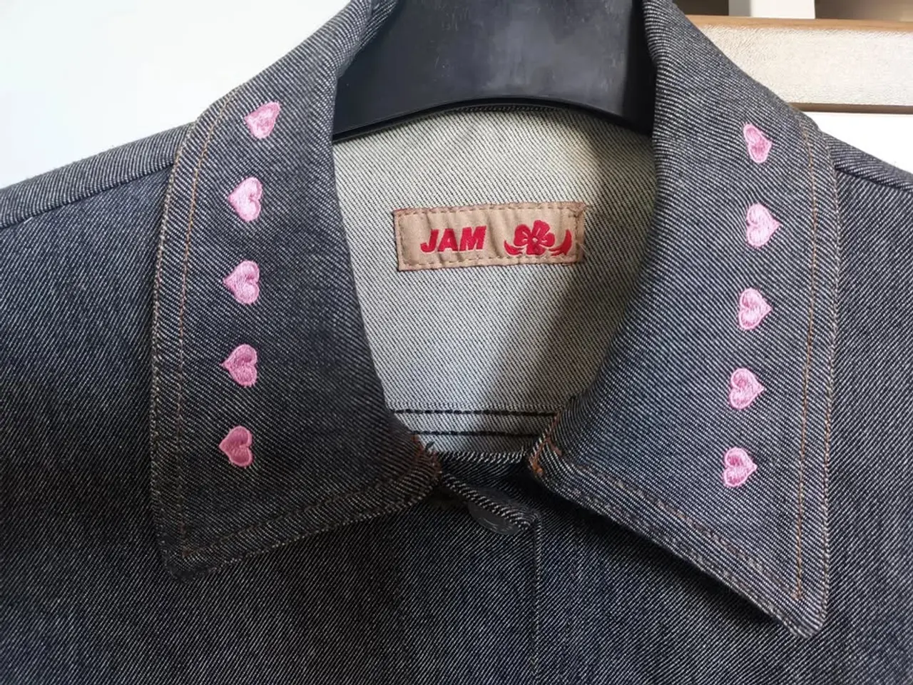 Billede 3 - Cowboyjakke med små lyserøde hjerter