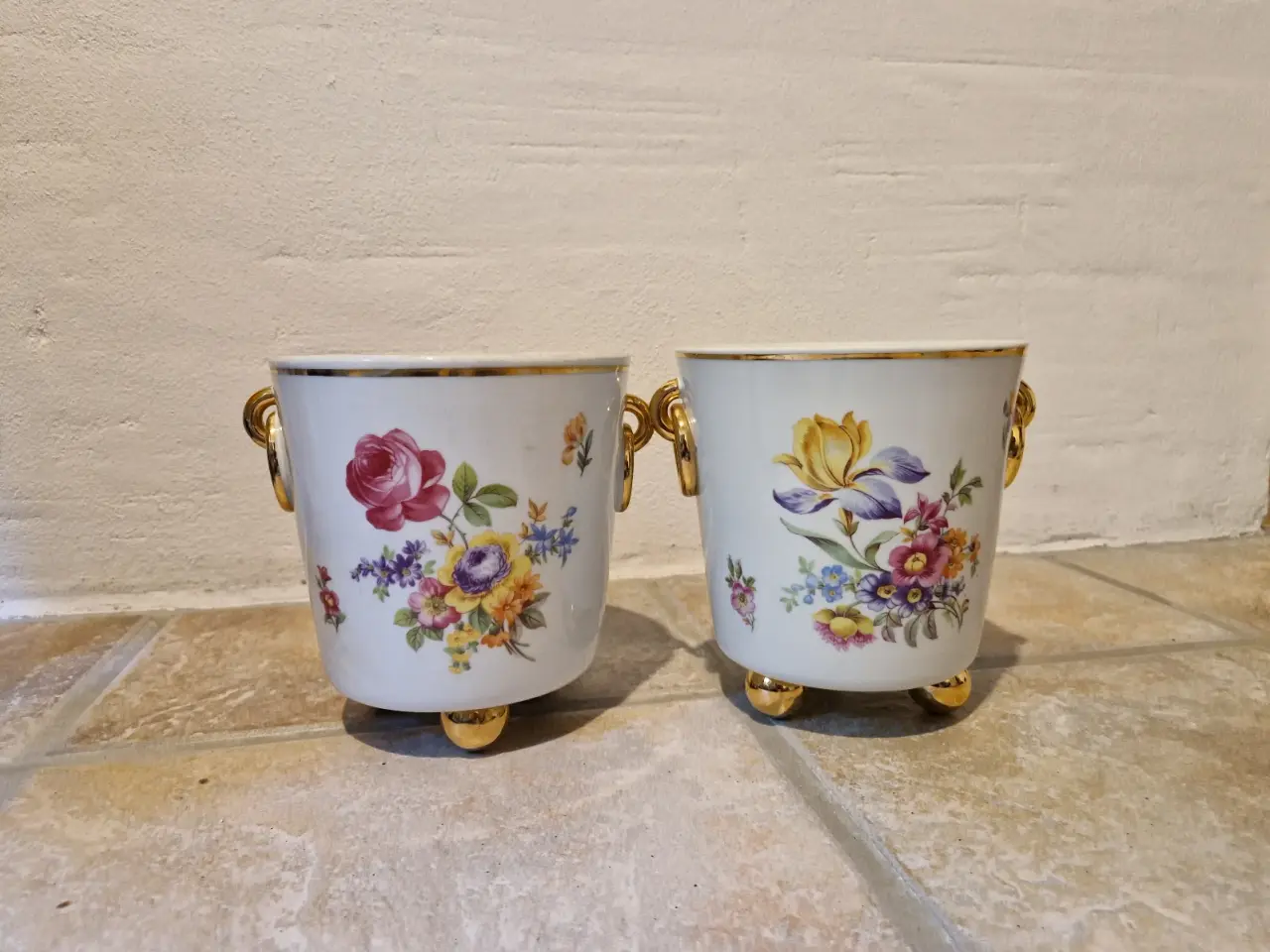 Billede 1 - Antikke urtepotteskjulere med blomster og guld