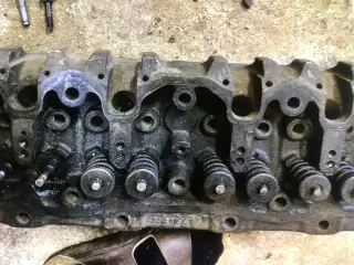 En MF 35 FE 4 cylinder diesel topstykke