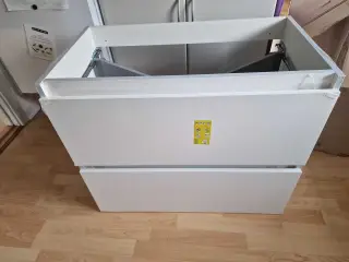 Badeværelsesunderskab med vask