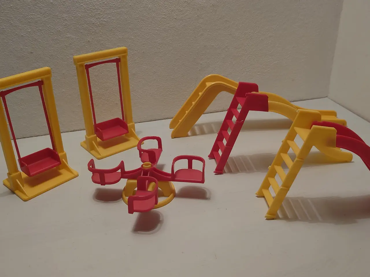 Billede 1 - 5 dele dukkehusmøbler. Legeplads. 