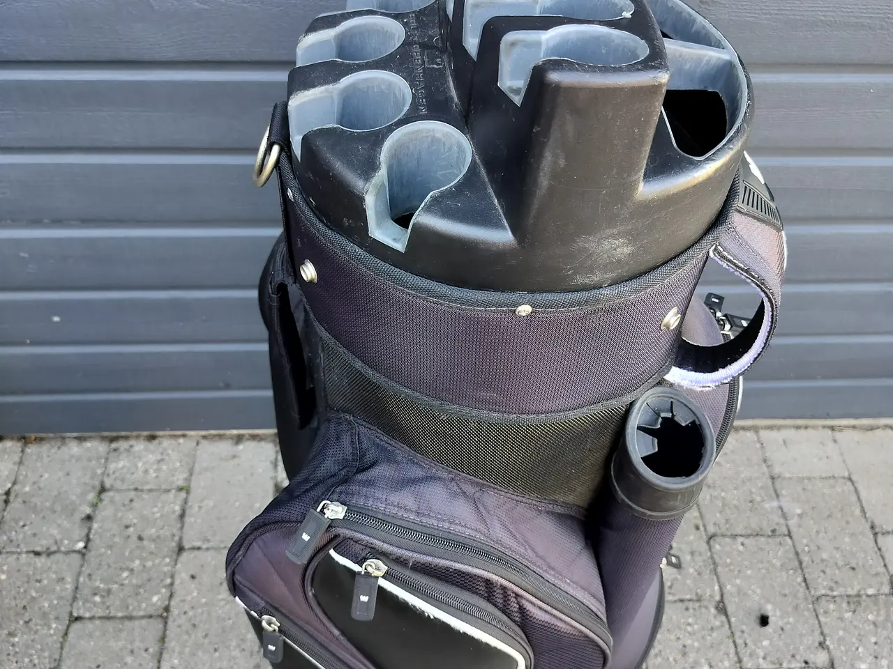 Billede 1 - Sort golftaske med divider