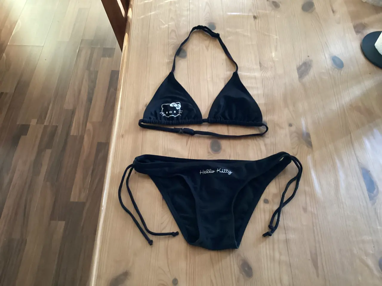 Billede 3 - Hello Kitty, Bikini,er / Toilet Tasker, Tøj Forsk