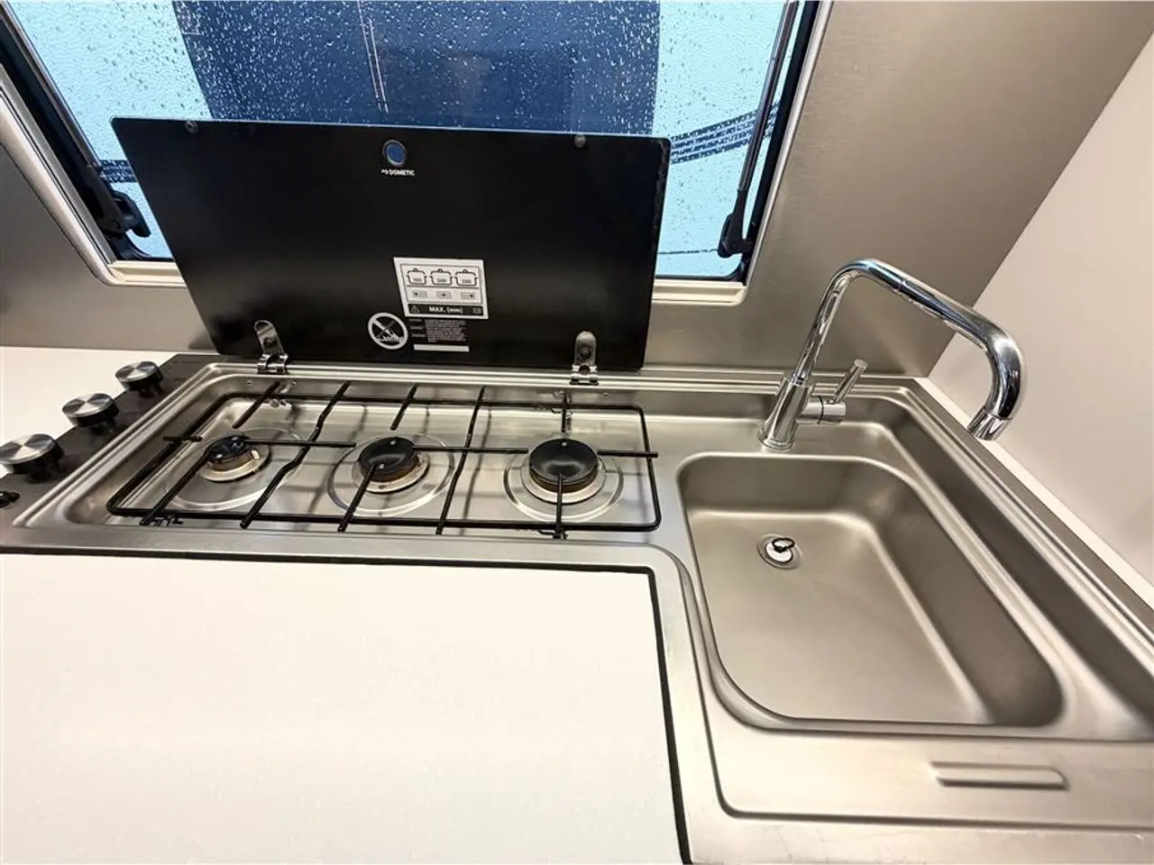 Billede 17 - 2022 - Adria Astella 754 DP Queensbed-Alde-Gulvvarme-El Thule markise