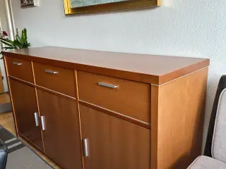 Rummelig skænk