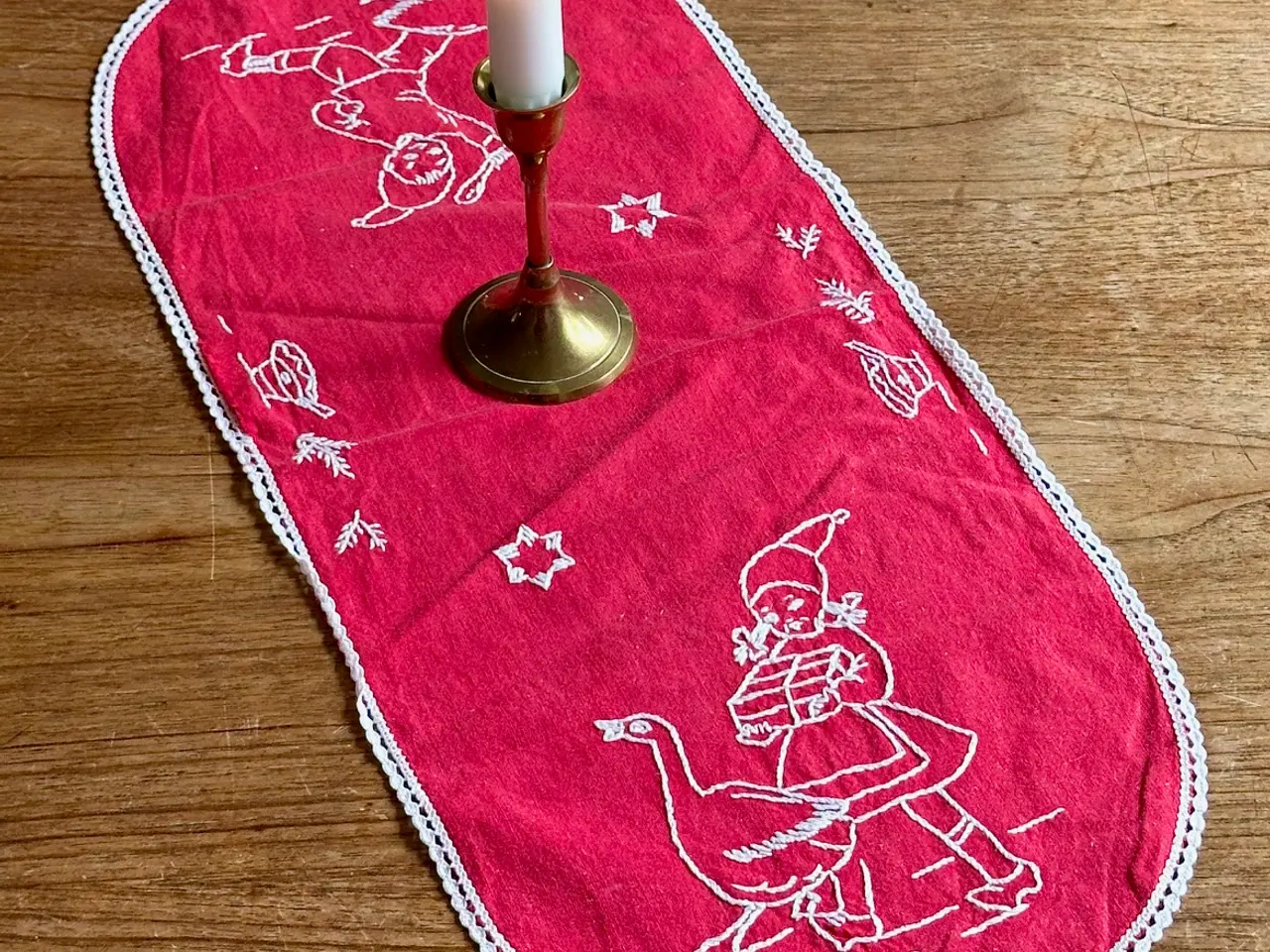 Billede 1 - Håndbroderet bordløber, 57 x 23,5 cm