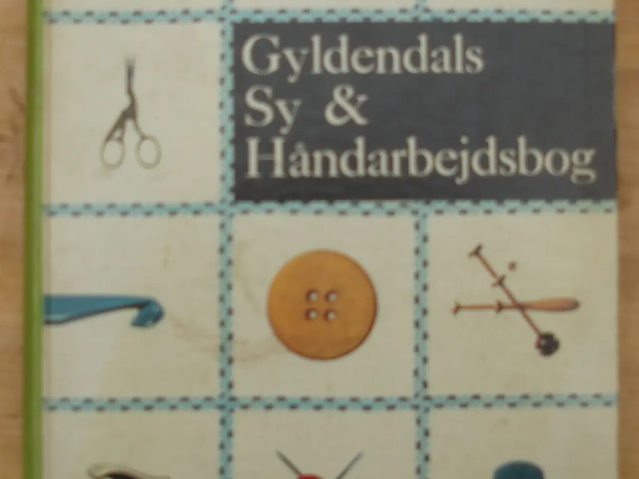 Billede 1 - Gyldendals Sy & Håndarbejdsbog