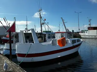 Fiskekutter / arbejdsbåd med styrehus sælges