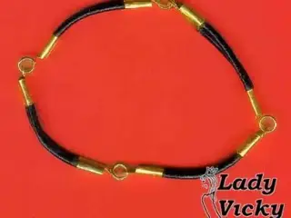 Sort og gyldent læderarmbånd