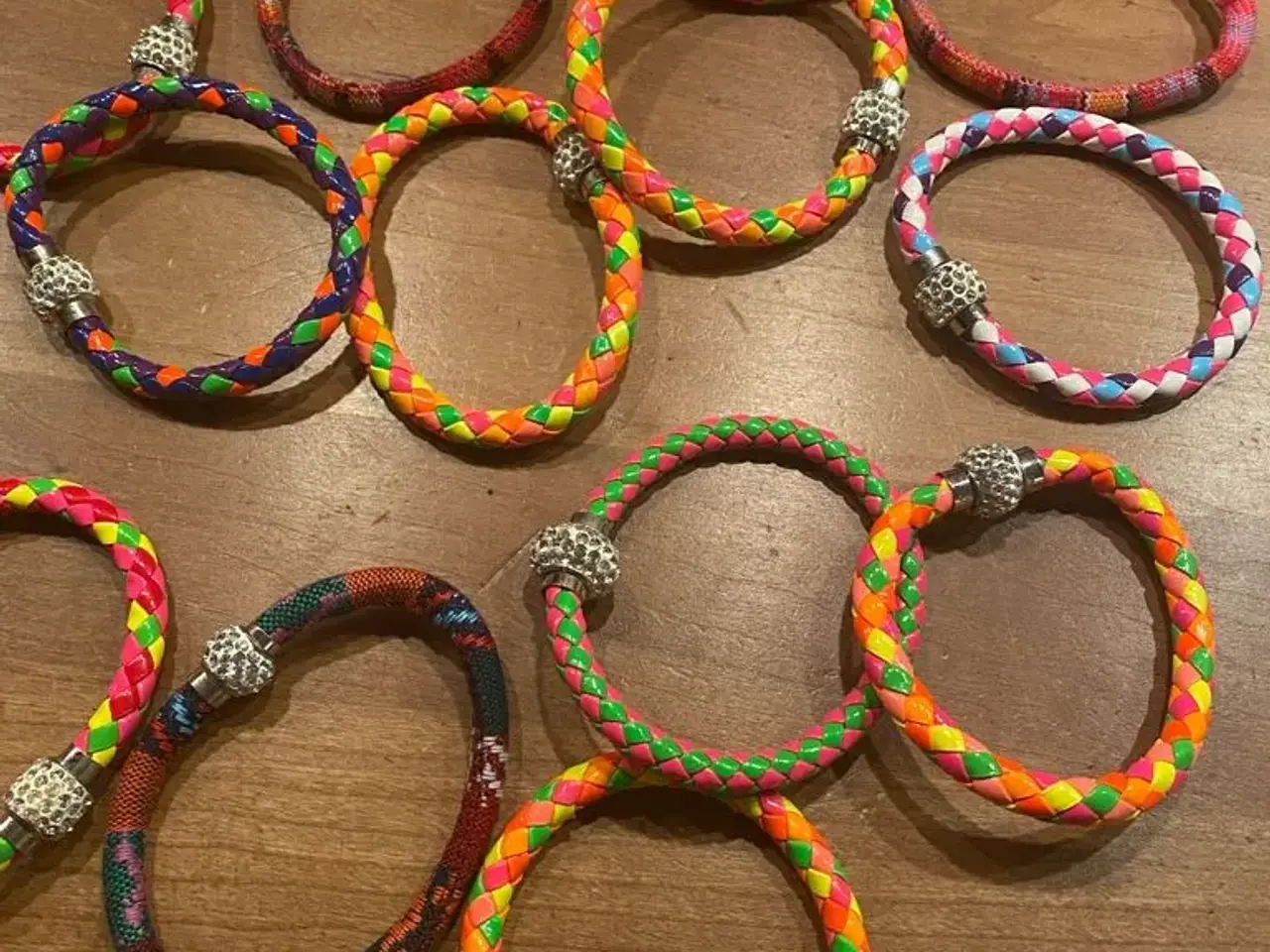 Billede 6 - Farverige armbånd