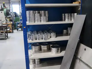 Lagerreol med indhold
