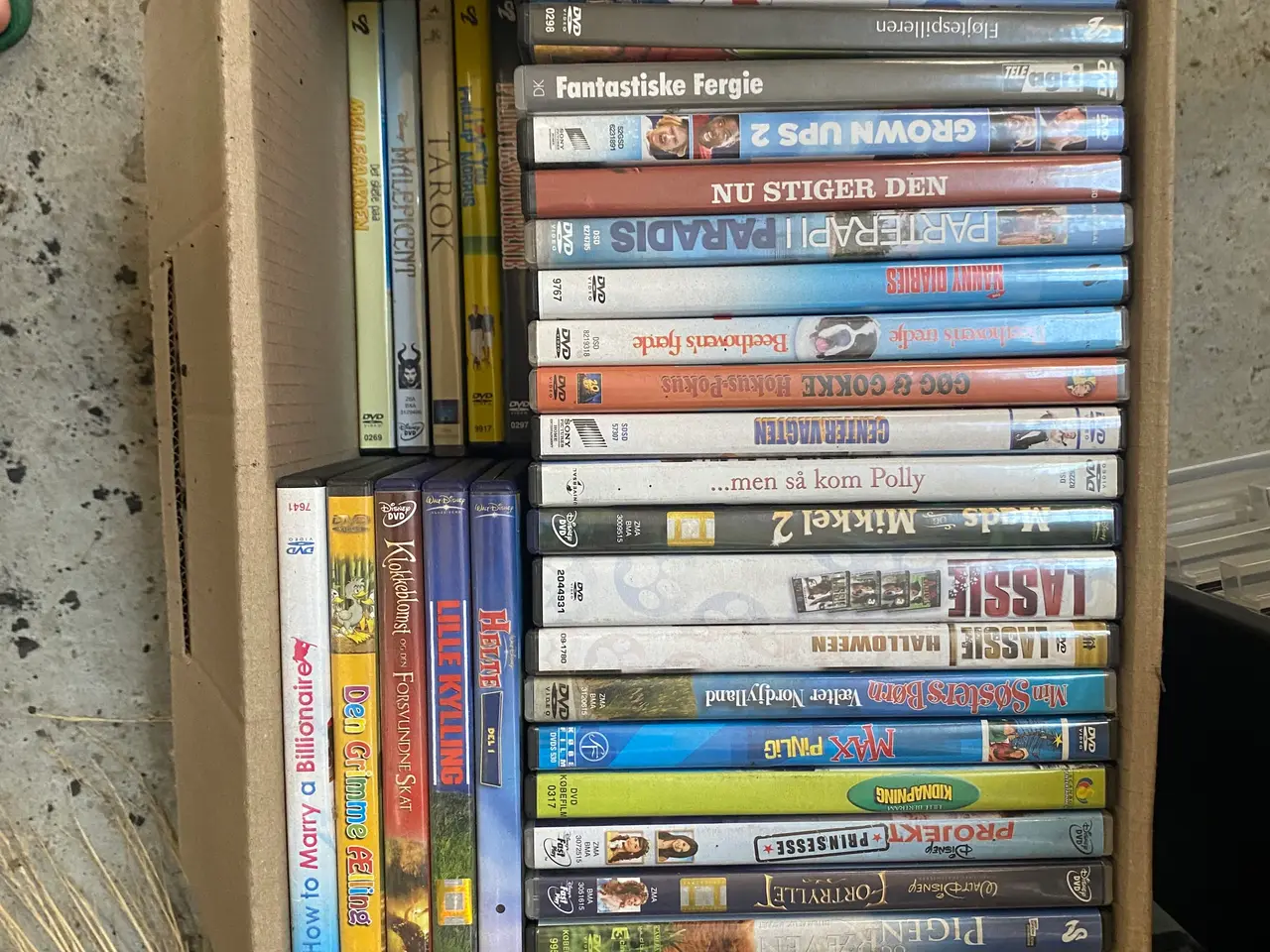Billede 1 - 2 fyldte kasser med DVD’er