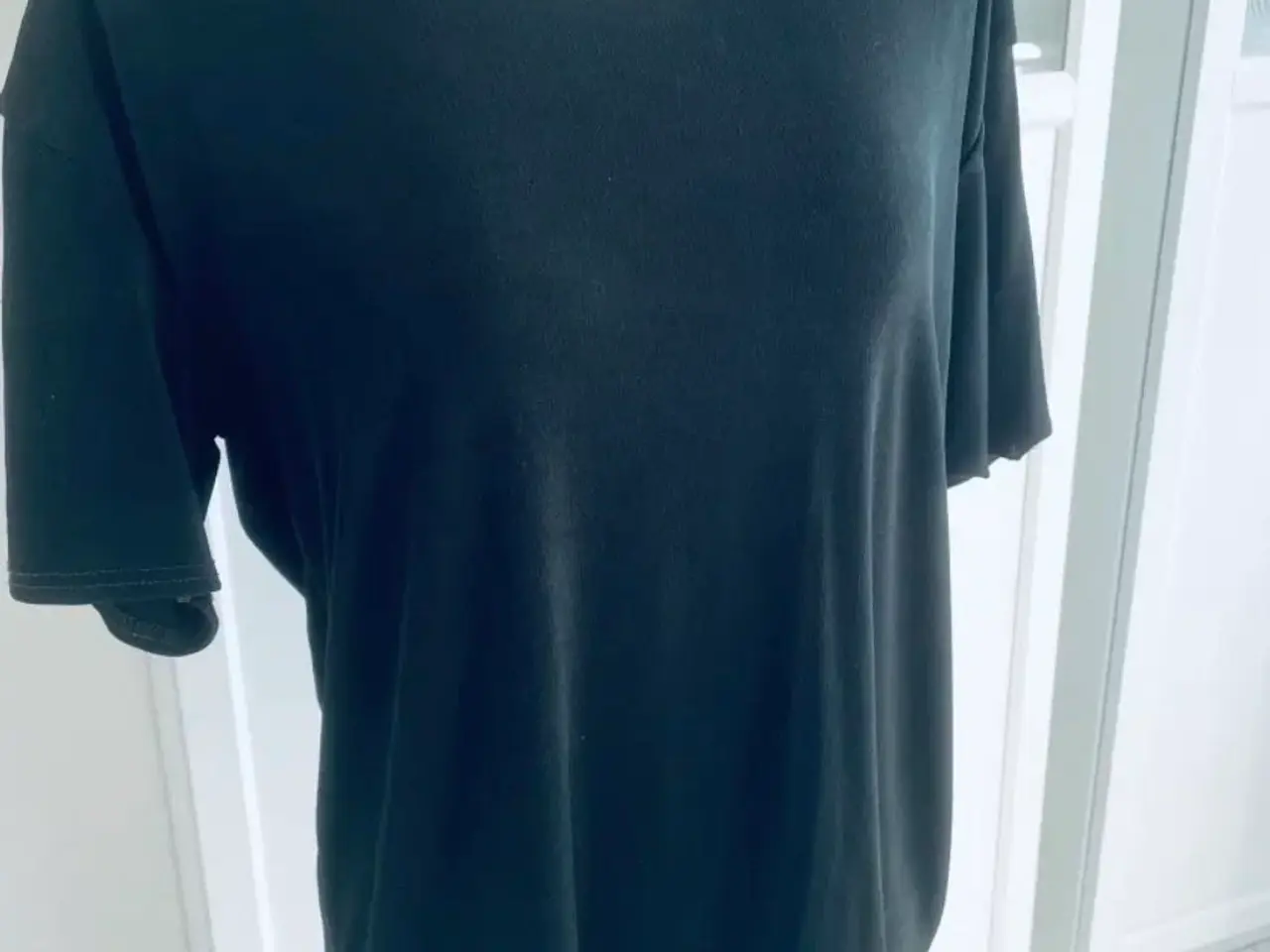 Billede 1 - T-shirt i mørk grøn