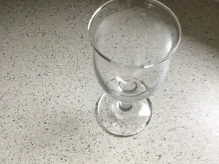 8 stk ølglas pr stk 75. snapseglas pr stk 50.