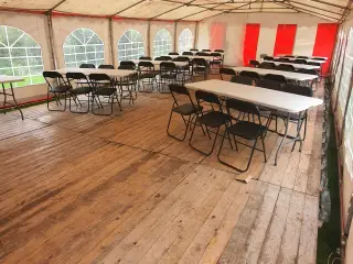 Udlejes. Borde og stole til festen
