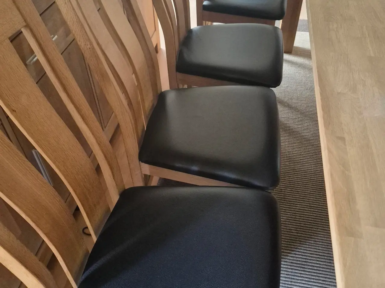 Billede 4 - Velholdt  spisebord og 8 stole 