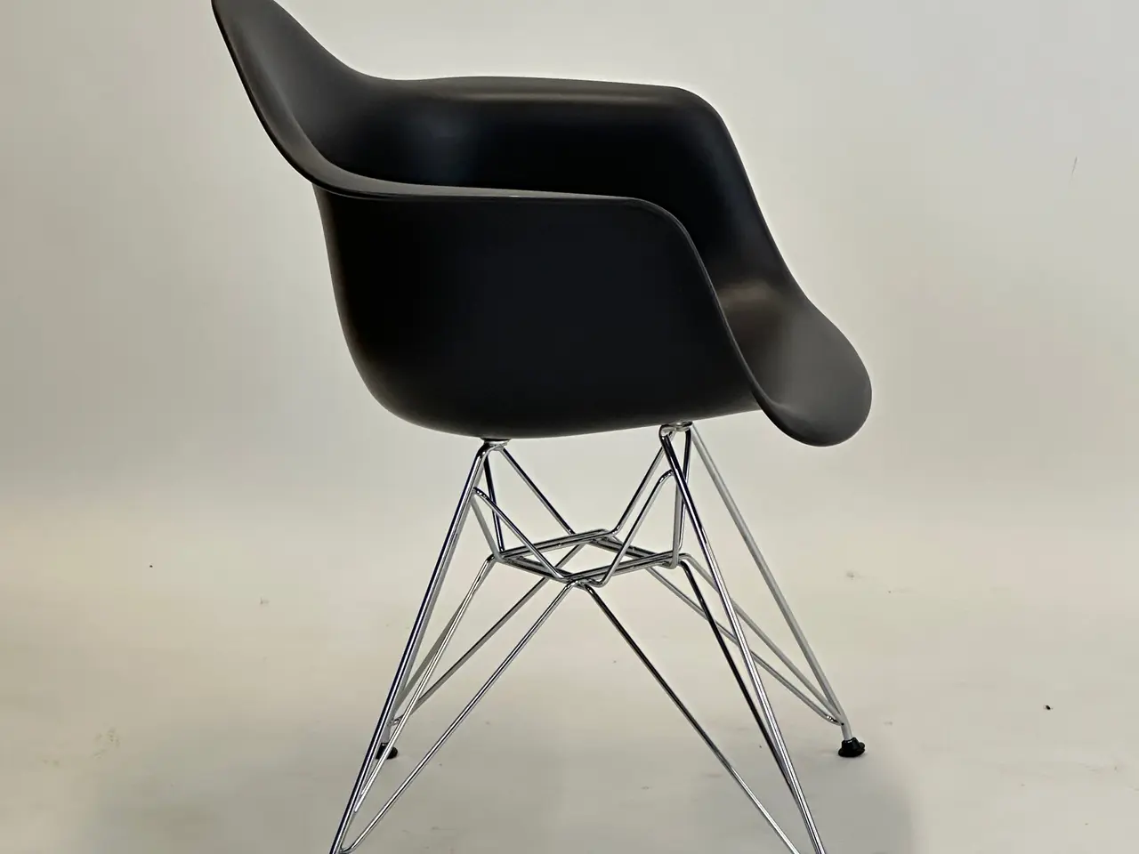 Billede 6 - Vitra Plastic Armchair DAR Stol – Sort Krom Stel