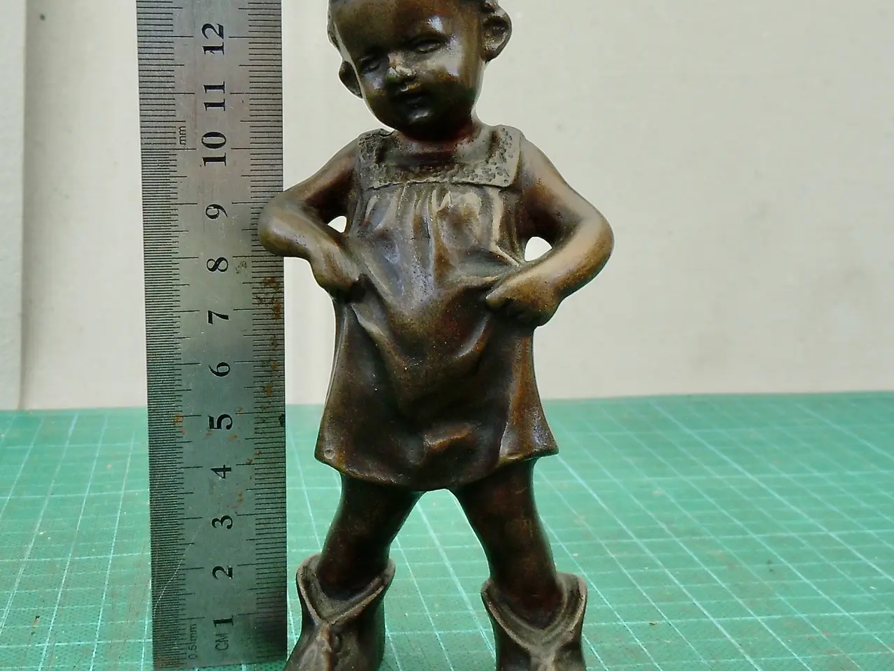 Billede 2 - Bronzefigur, signeret, af barn med store støvler