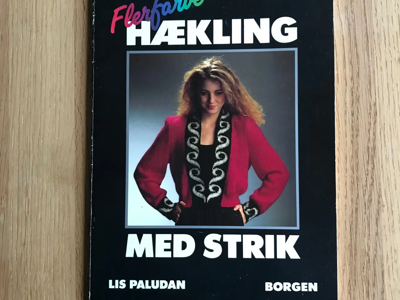 Billede 1 - Flerfarvehækling med strik af Lis Paludan