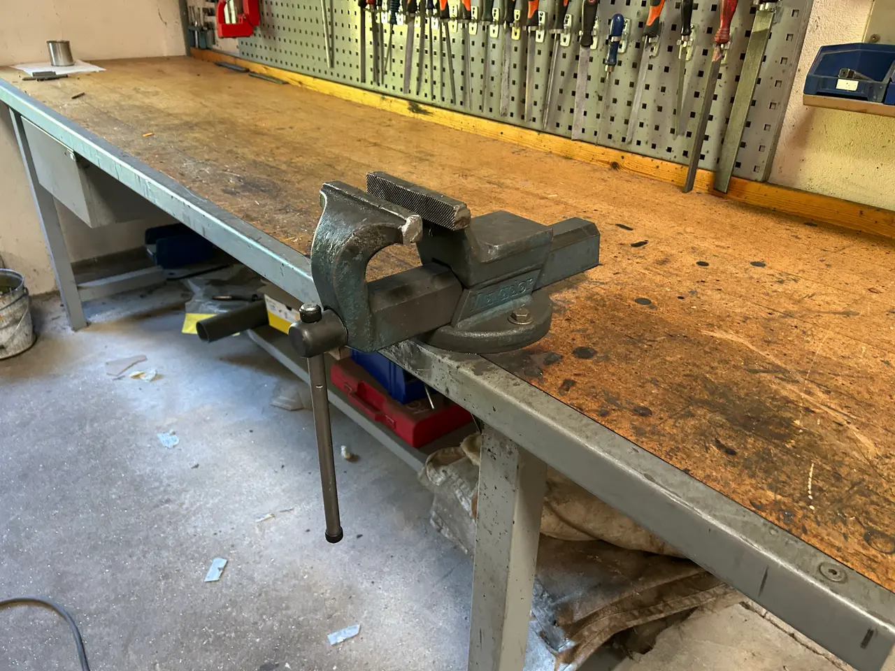 Billede 2 - Arbejdsbord med indhold