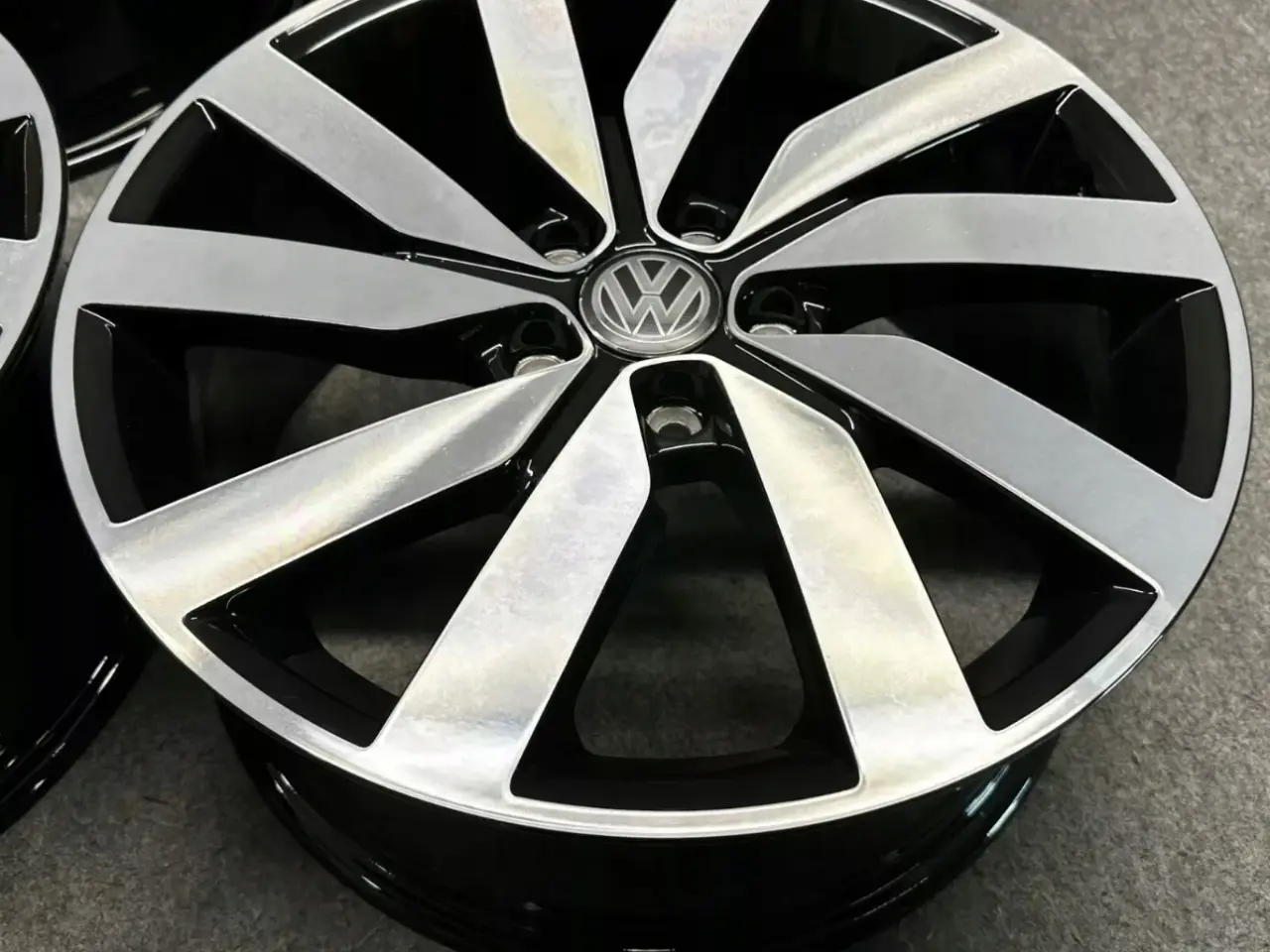 Billede 4 - ALUFÆLGE VW TOURAN MARSEILLE 5TA 18"
