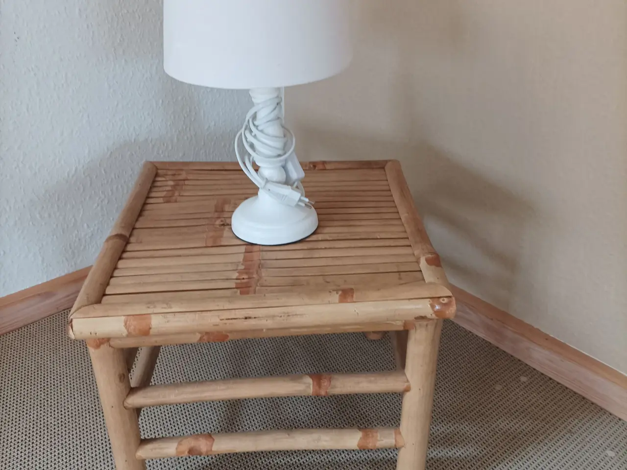 Billede 1 - Lille Natbord med Lampe