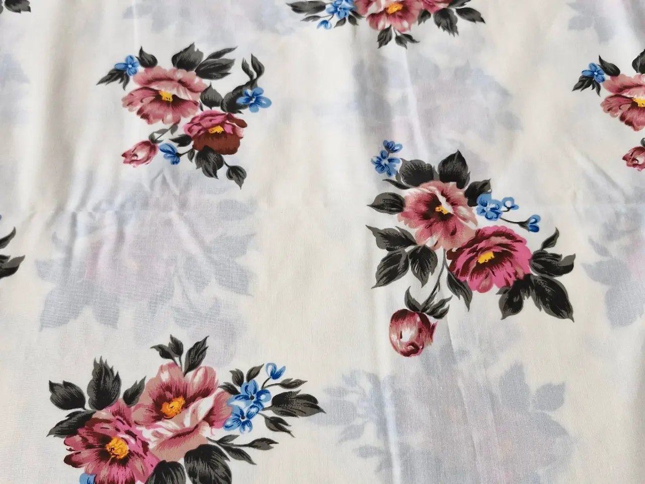 Billede 1 - Blomstret stof 5,11 M