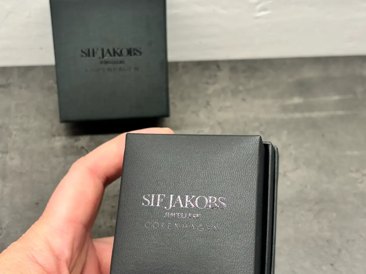 Billede 8 - Sif Jakobs ring i guld med multifarvet sten