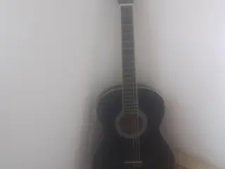 Sort spansk venstrehåndsguitar i meget fin stand.